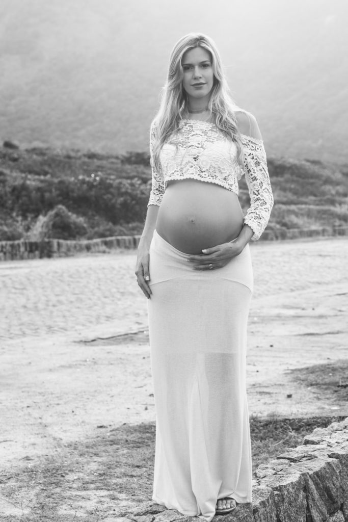 Ensaio de gestante realizado em Grumari no Rio de Janeiro pelo fotógrafo de família RJ Edu Nogueira