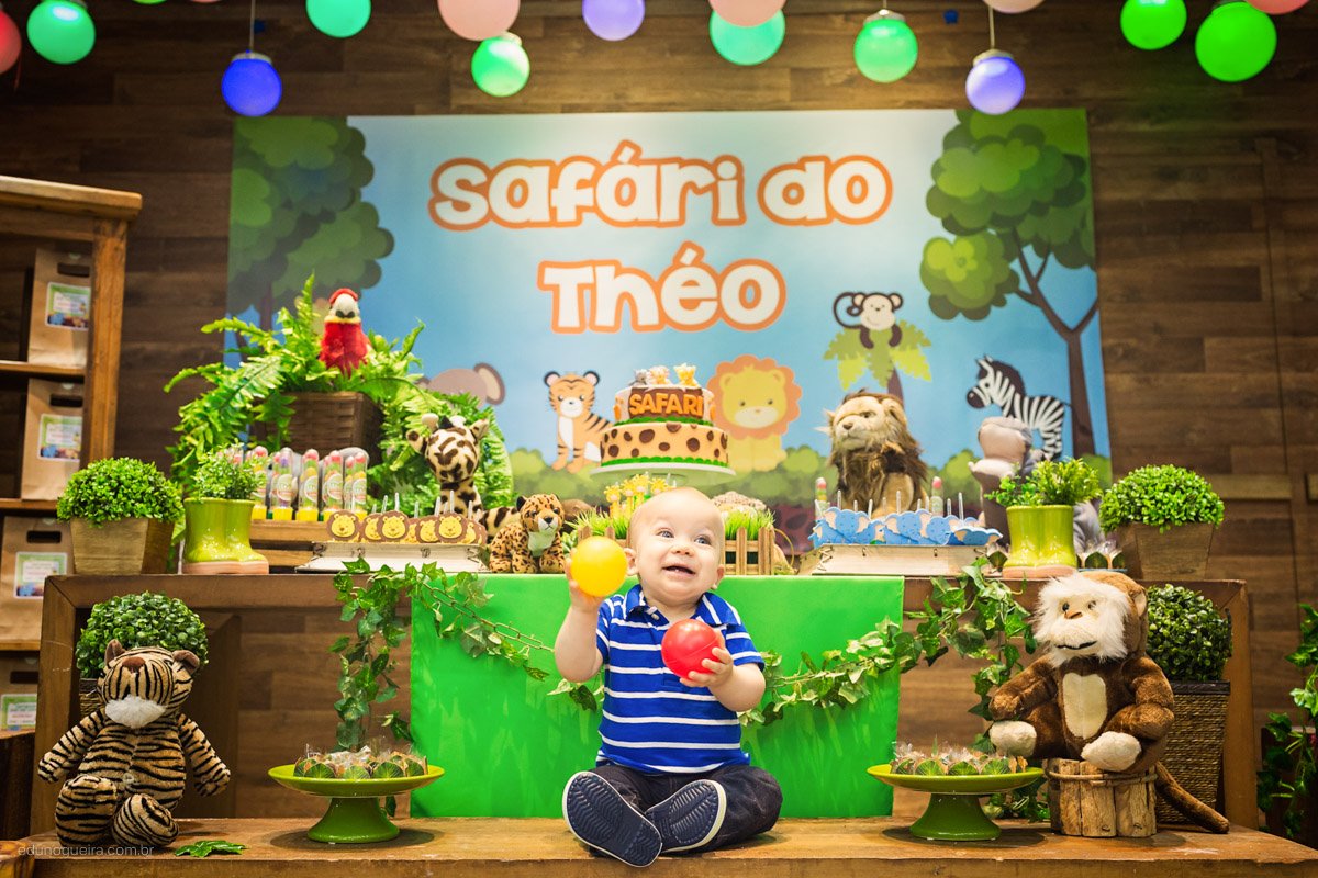 Aniversário de 1 ano do théo registrado pelo fotógrafo de festa infantil RJ Edu Nogueira num lindo cenário de safari nessa festa maravilhosa